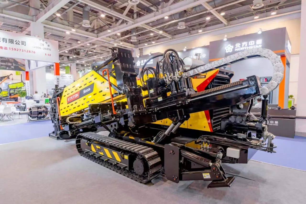 STETON S200A yatay sondaj makinesi fuar standında, şase çalışma açısında