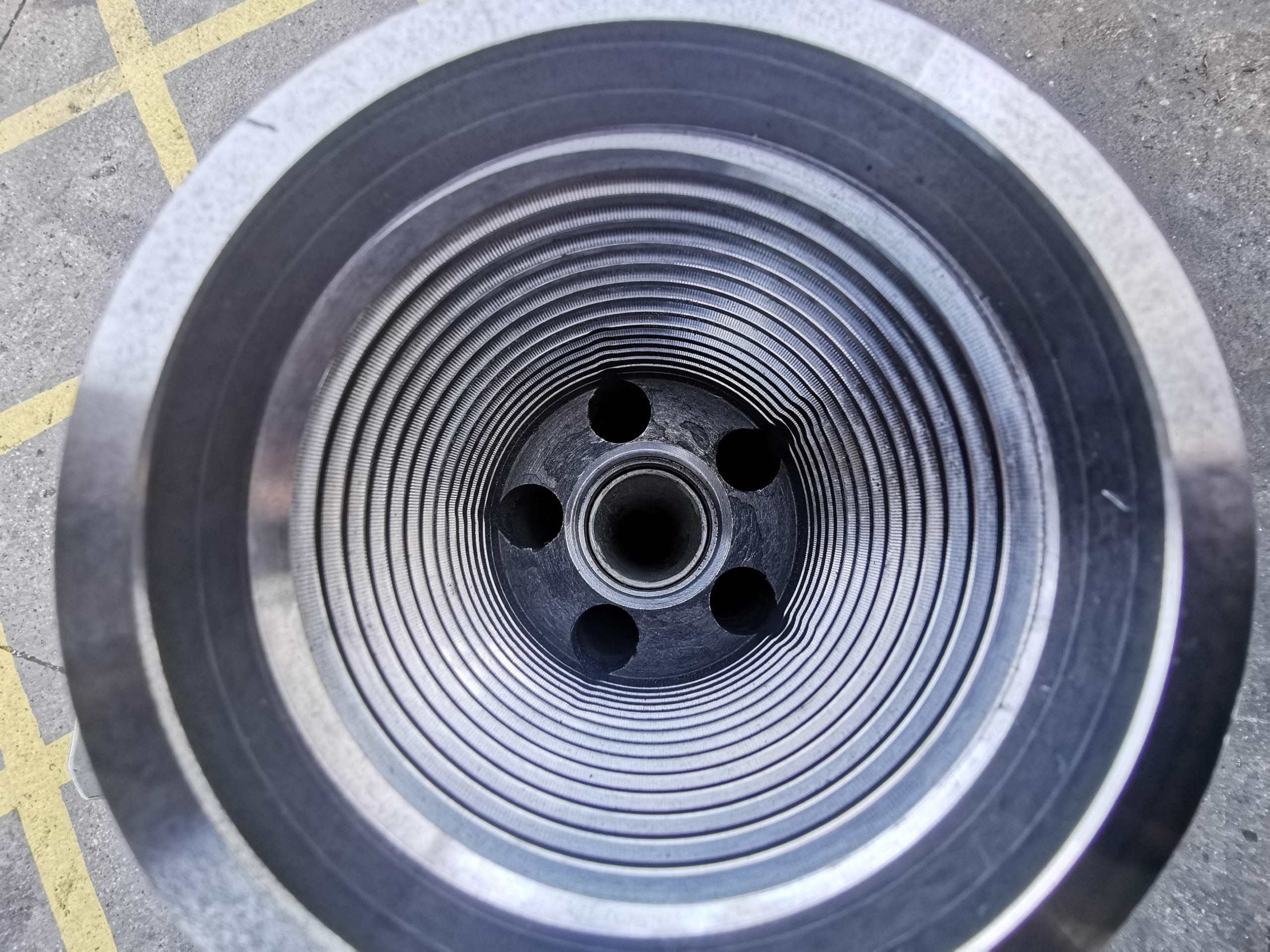 Side-load sonde housing internal structure